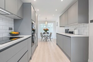 Microwave, oven, stovetop - New! Sleeps 6|Free Parking|Long stays| Contractors
Share
Saved (Dunchurch)