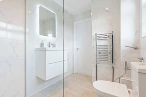 Shower, hair dryer, shampoo - Dunchurch Home|Free Parking|Contractors & Families (Dunchurch)