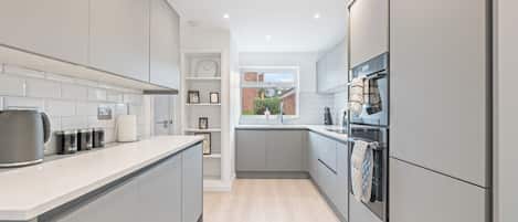 Micro-ondes, four, plaque de cuisson