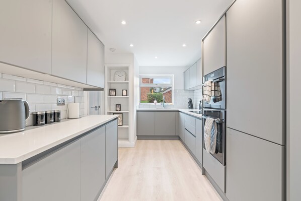 Microwave, oven, stovetop - New! Sleeps 6|Free Parking|Long stays| Contractors
Share
Saved (Dunchurch)