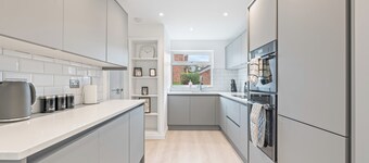 New! Sleeps 6|Free Parking|Long stays| Contractors

Share

Saved