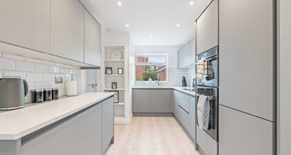 New! Sleeps 6|Free Parking|Long stays| Contractors
Share
Saved