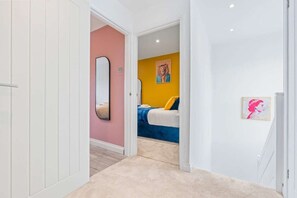 3 chambres, fer et planche à repasser, Wi-Fi, draps fournis