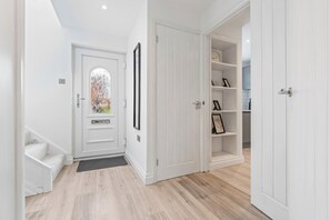 Interior - New! Sleeps 6|Free Parking|Long stays| Contractors
Share
Saved (Dunchurch)