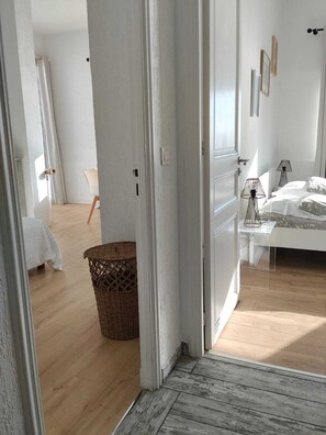 3 habitaciones, tabla de planchar con plancha, wifi y ropa de cama 