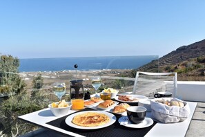 Café da manhã com buffet todos os dias (EUR 10 por pessoa) 