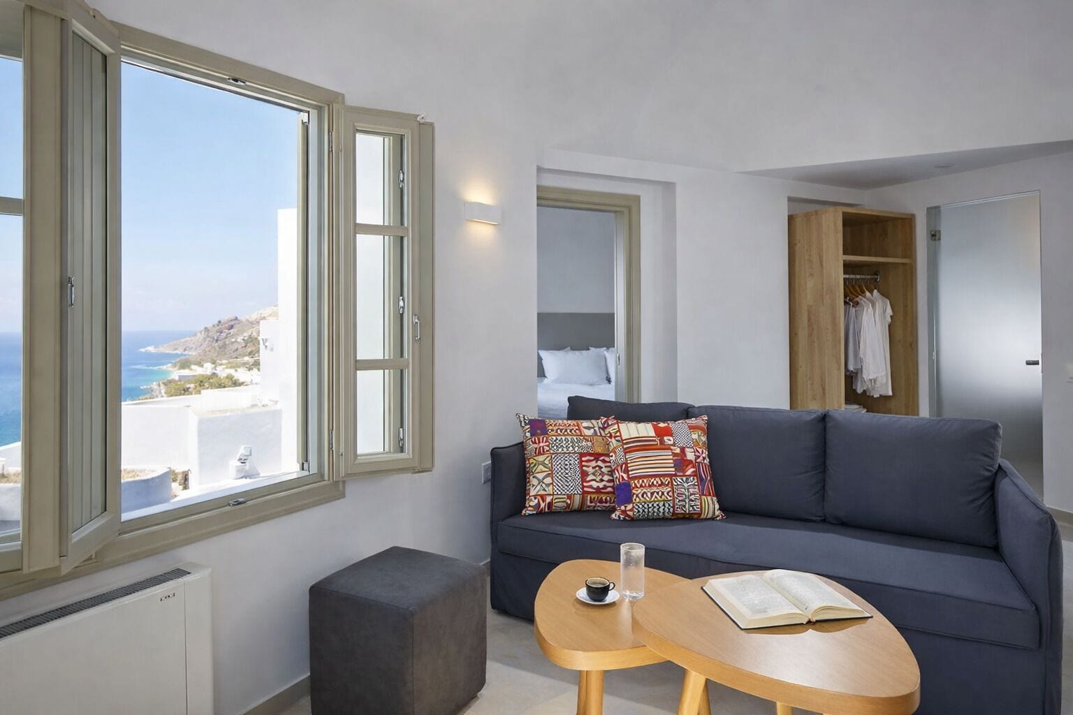 Deluxe suite, hot tub | Woonruimte | Een 32-inch flatscreentelevisie met kabelzenders