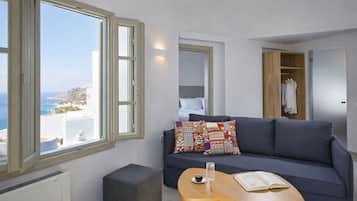 Deluxe suite, hot tub | Woonruimte | Een 32-inch flatscreentelevisie met kabelzenders