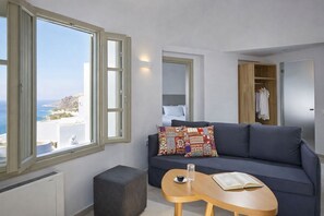 Suite Deluxe, hidromasaje | Área de sala de estar | Televisión de pantalla plana de 32 pulgadas con canales por cable 