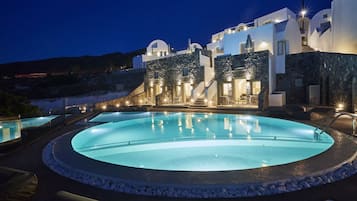 Una piscina al aire libre de temporada, sombrillas