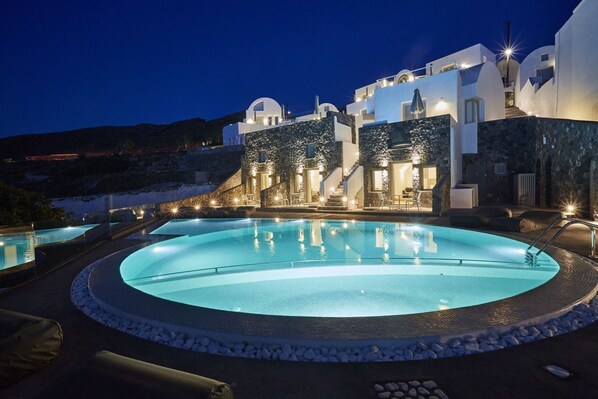 Seasonal outdoor pool, open noon to 10:00 PM, pool umbrellas - Hotiday Santorini Oia (Santorini)