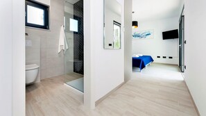Een douche, een haardroger, handdoeken