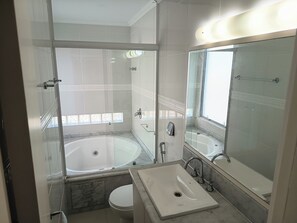 Shower, towels, toilet paper - Norte da Ilha Praia Daniela premium house (Florianópolis)