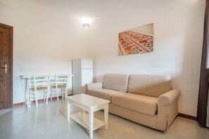 Căn hộ tiện nghi đơn giản | Khu phòng khách | TV 35-inch có truyền hình vệ tinh 