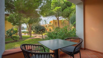 Classic Studio | Outdoor dining