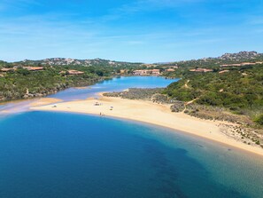 Private beach nearby, white sand - Hotiday Punta Sardegna (Costa Serena)