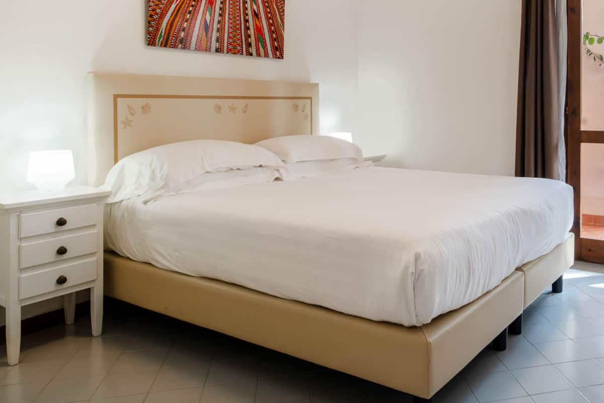 In-room safe, desk, WiFi (free)