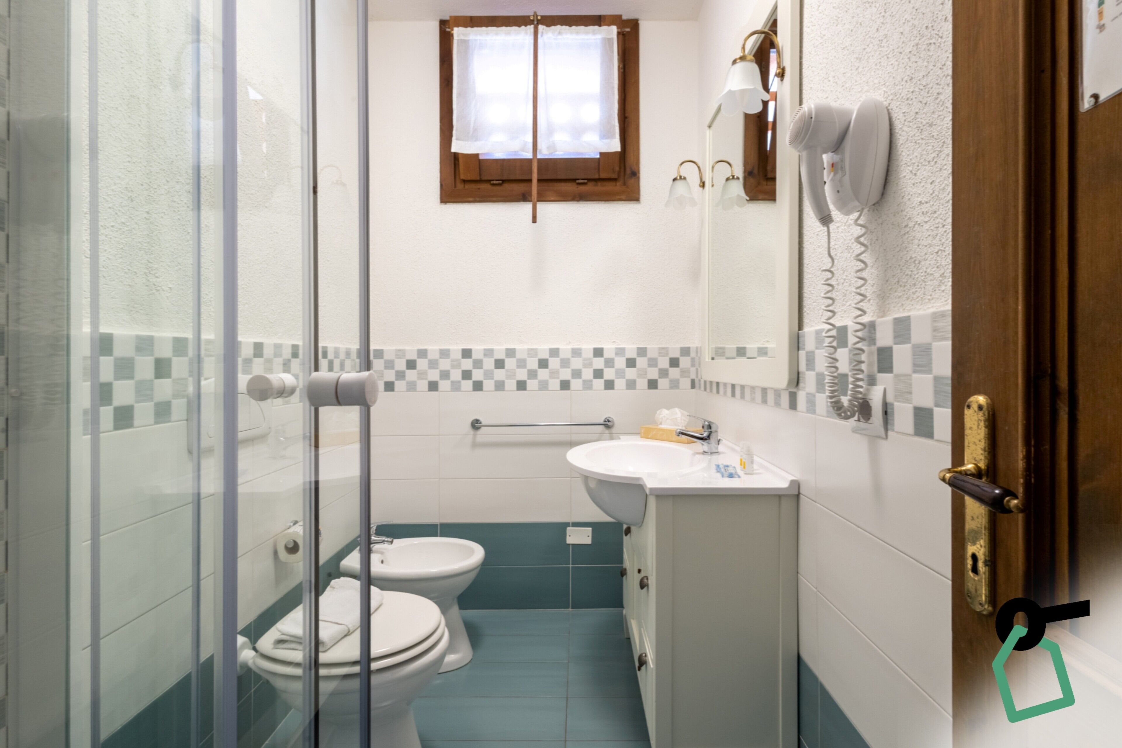 Estudio clásico | Baño | Ducha, artículos de higiene personal gratuitos y secador de pelo