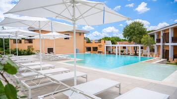 Una piscina al aire libre de temporada