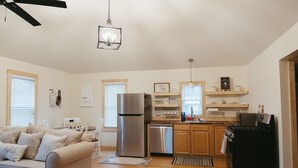 Une cuisine moderne dotée d’appareils électroménagers en acier inoxydable, de meubles en bois et d’un four encastré.