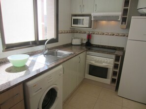 Refrigerador, microondas, horno, cafetera/tetera