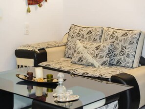 Ein modernes Wohnzimmer mit einer Couch und einem Couchtisch.