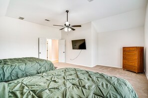 5 Schlafzimmer, Zimmersafe, Schreibtisch, Bügeleisen/Bügelbrett