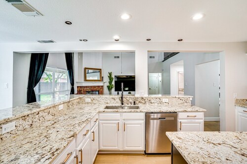 Beautiful 5-bedroom villa in welcoming Burleson with AC