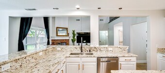 Beautiful 5-bedroom villa in welcoming Burleson with AC