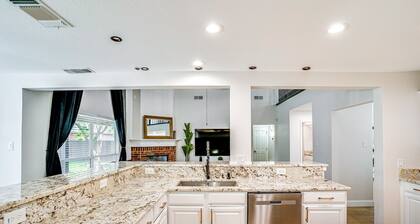 Beautiful 5-bedroom villa in welcoming Burleson with AC