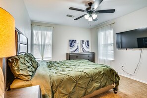 5 bedrooms, in-room safe, desk, iron/ironing board - Beautiful 5-bedroom villa in welcoming Burleson with AC (Burleson)