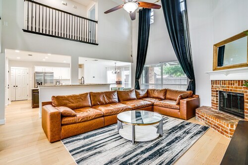 Beautiful 5-bedroom villa in welcoming Burleson with AC