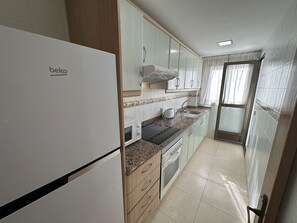 Kjøleskap, mikrobølgeovn, ovn og kaffetrakter/tekoker