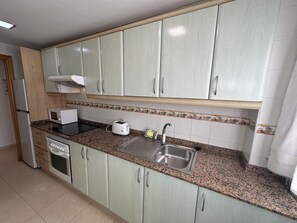 Jääkaappi, mikroaaltouuni, uuni, kahvin-/teenkeitin