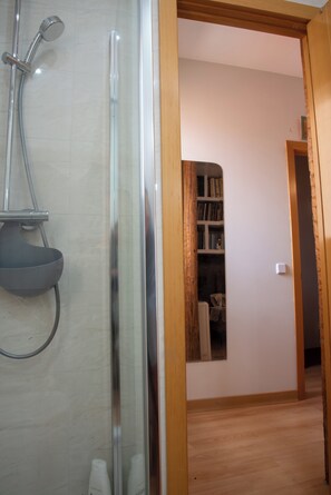 Shower, hair dryer, towels, soap - Cervantes Balcony (Alcalá de Henares)