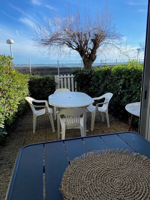 Outdoor dining - Beach and fishing at the end of the garden with private parking (La Grande-Motte)