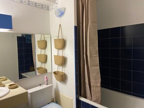 Hair dryer, towels, toilet paper - Beach and fishing at the end of the garden with private parking (La Grande-Motte)