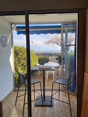 Dining - Beach and fishing at the end of the garden with private parking (La Grande-Motte)