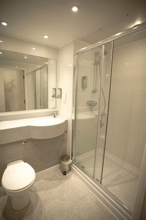 Shower, hair dryer, towels, soap - The Welcome Inn Hotel (Rotherham)