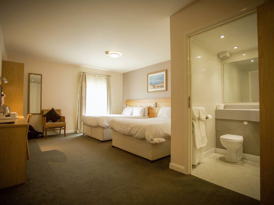 Standard Suite, Ensuite | Desk, iron/ironing board, free WiFi