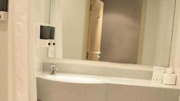 Shower, pengering rambut, handuk, dan sabun