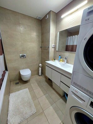 Towels, soap, toilet paper - 1 BR Basic Apartement in Jerusalem Estates (Jerusalem)