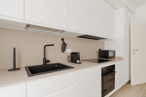 Kühlschrank, Mikrowelle, Geschirrspüler, Toaster