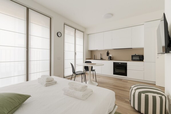 1 habitación y tabla de planchar con plancha 