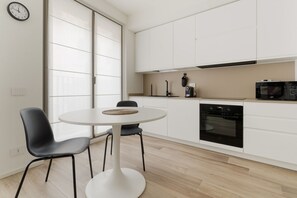 Kühlschrank, Mikrowelle, Geschirrspüler, Toaster