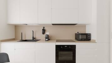 Kühlschrank, Mikrowelle, Geschirrspüler, Toaster