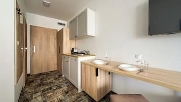 Apartment (106) | Private kitchen | Fridge, stovetop, electric kettle, cookware/dishes/utensils