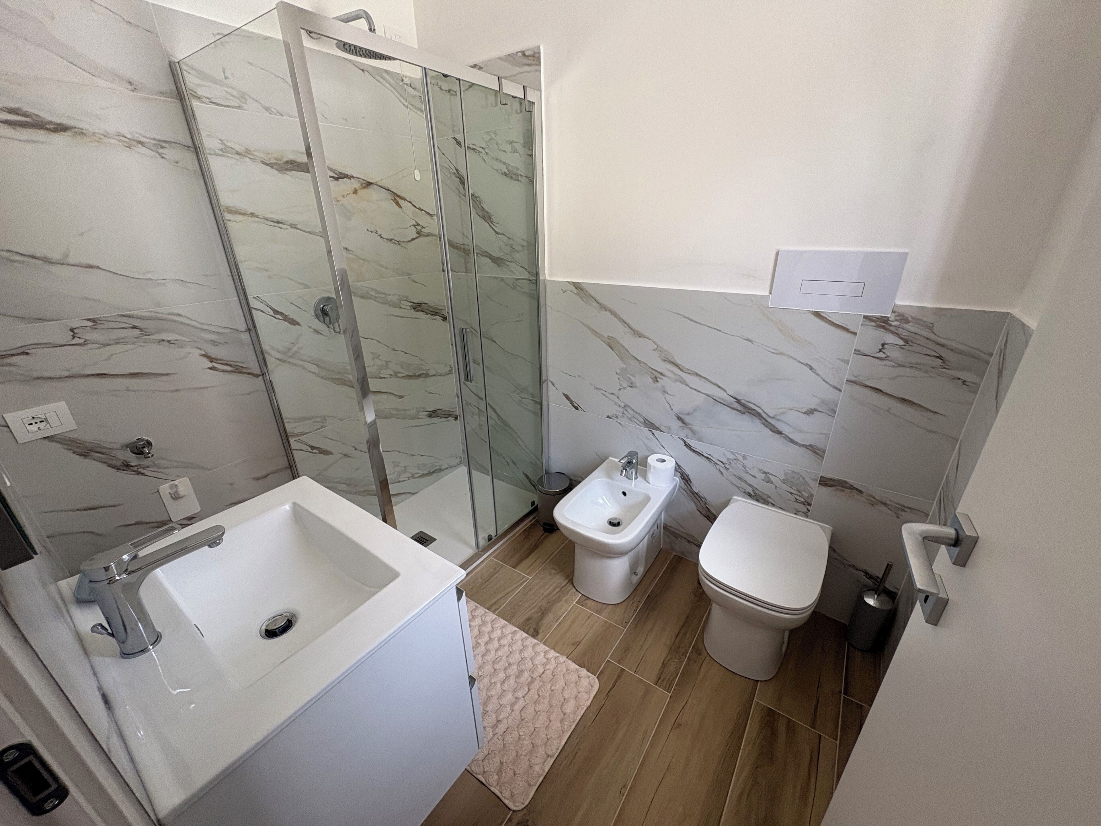 Doccia, asciugacapelli, bidet, asciugamani