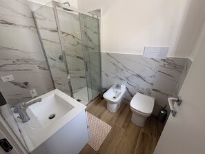 Douche, sèche-cheveux, bidet, serviettes fournies