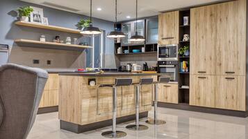 Kühlschrank, Mikrowelle, Ofen, Geschirrspüler